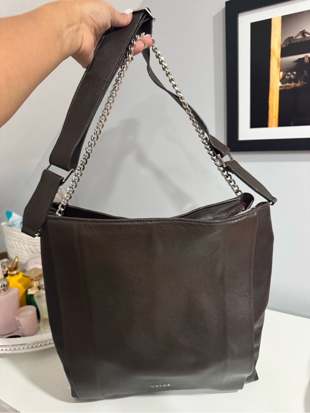 Vélez Women's Dark Brown Leather Shoulder Bag with Chain Strap.